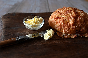 Margarine mit Brötchen