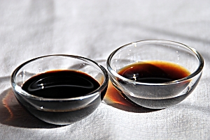 dunkle (l.) und helle Sojasauce (r.)