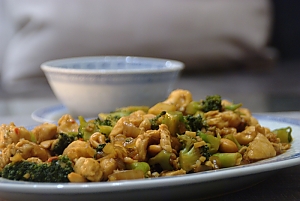 Hähnchenbrustwürfel mit Cashewkernen und Brokkoli
