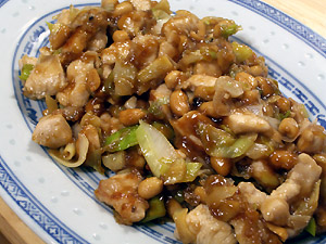 Gebratenes Hähnchenfleisch mit Chili