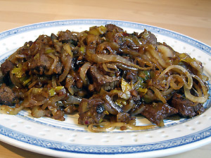 Rindfleisch mit Lauch und Zwiebeln