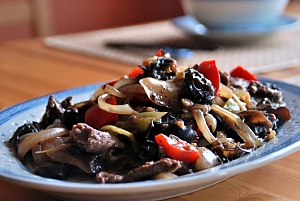 Rindfleisch mit Pilzen und Zwiebeln