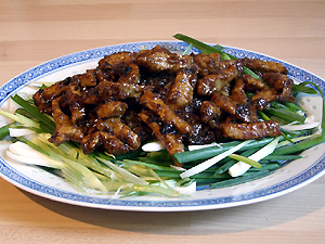 Schweinefleisch mit süßer Bohnensauce