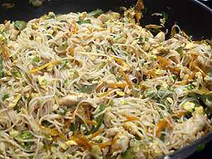 Gebratene Nudeln mit Hähnchenfleisch