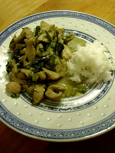 Hähnchenfleisch mit Panaeng-Paste