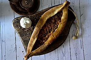 Pide mit Hackfleisch (Kıymalı Pide)
