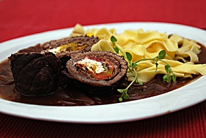 Rinderrouladen, Paprika und Schafskäse
