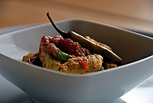 Scharfes Hühnerfleisch mit Paprika